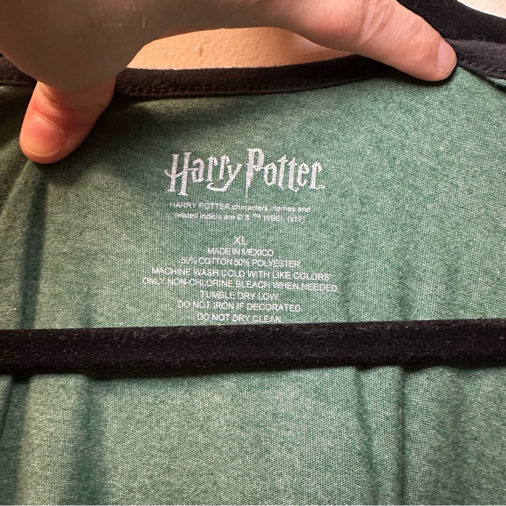Harry Potter Women’s Green Slytherin Short Sleeve V-Neck Tshirt Sz XL - Picture 3 of 3